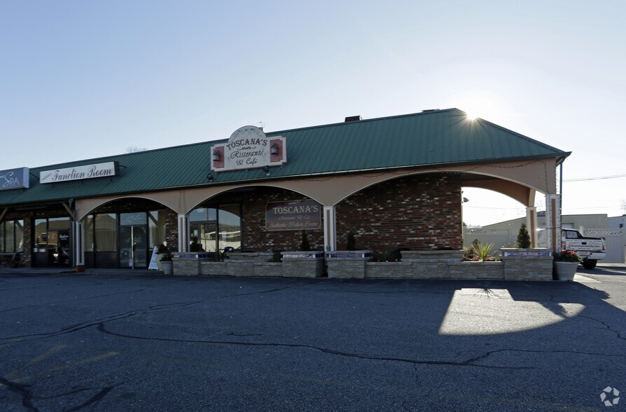 More Photos Of 3 Bourbon St, Peabody Freestanding For Sale