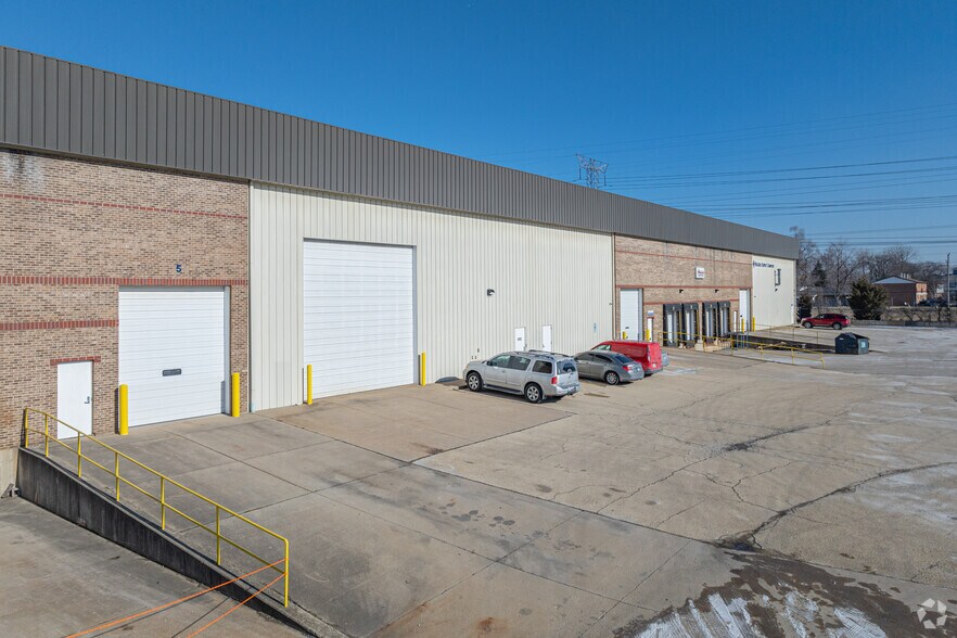 More Photos Of 500 & 511 Oak Leaf Ct, Joliet Warehouse For Lease