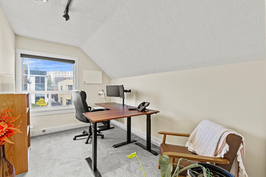 More Photos Of 196 King St, St Catharines Office For Sale