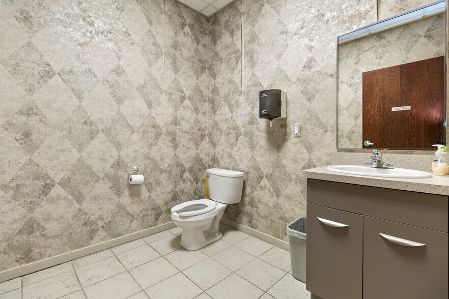 More Photos Of 33 Hiram St, Lake Orion Medical For Lease