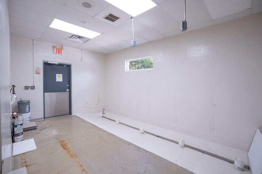 More Photos Of 3628 N Lecanto Hwy, Beverly Hills Veterinarian Kennel For Sale