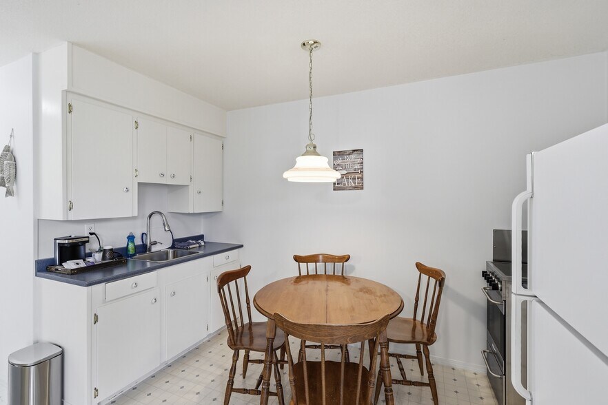More Photos Of 7001 Savona Access Rd, Thompson-Nicola Hotel For Sale