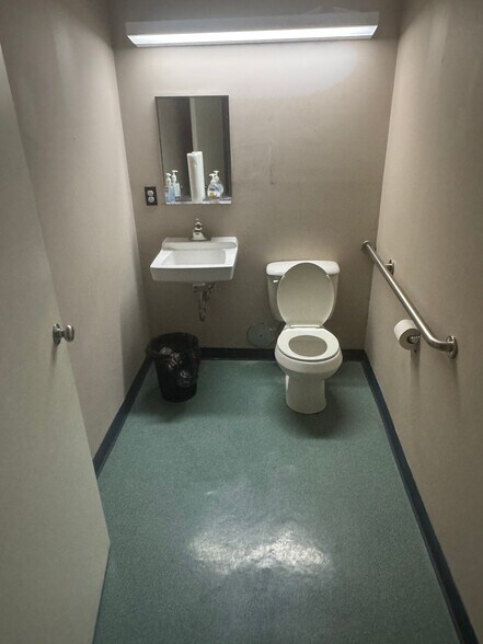 More Photos Of 450 S Chamberlain Ave, Rockwood Office For Sale