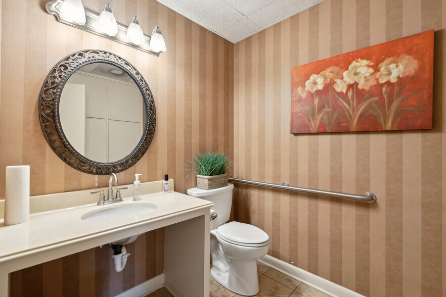 More Photos Of 15 Gamecock Ave, Charleston Office For Sale