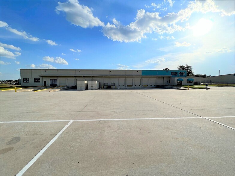 More Photos Of 21019 Spring Towne Dr, Spring Showroom For Lease