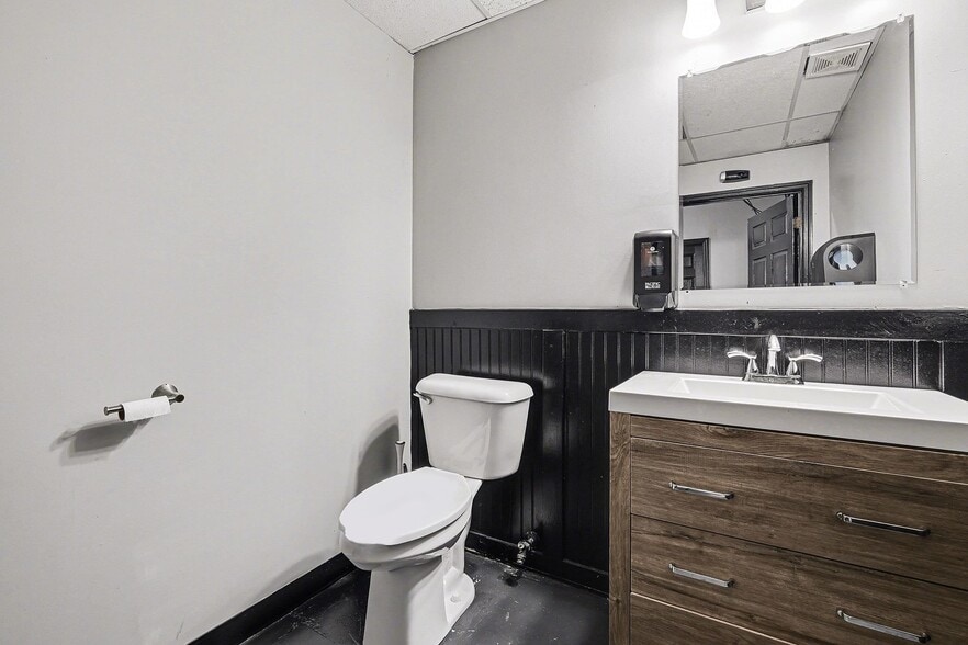 More Photos Of 2500-2524 Hospitality Dr, Columbia General Retail For Lease