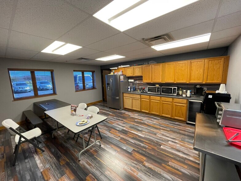 More Photos Of 11131 Kiley Dr, Huntley Warehouse For Lease