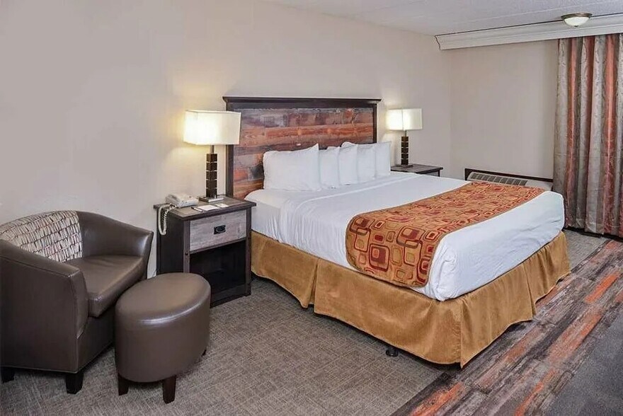 More Photos Of 1607 E Highway 50, Yankton Hotel For Sale