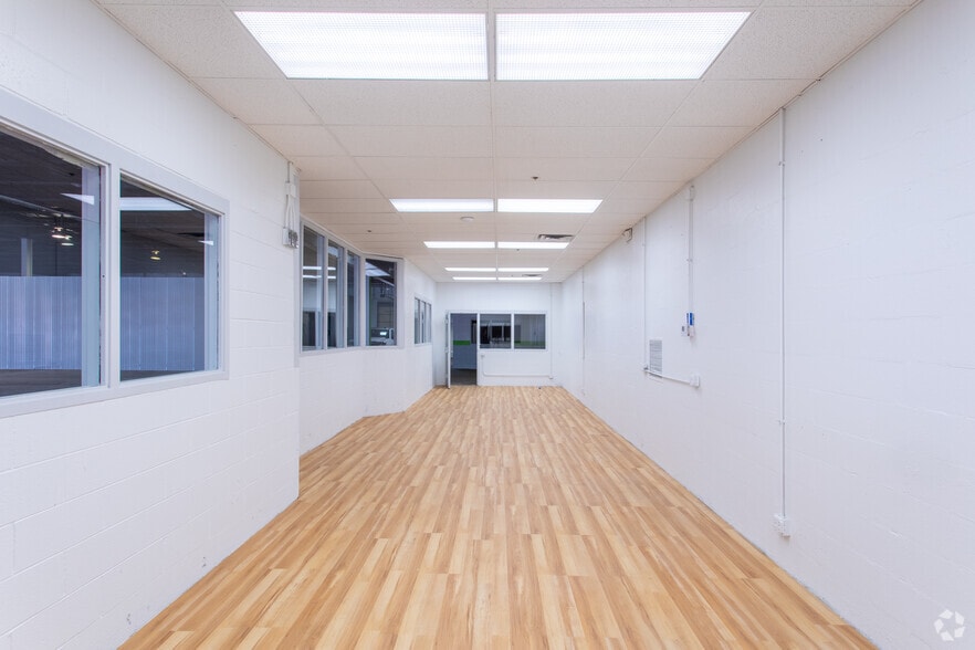 More Photos Of 7080 N Mccormick Blvd, Lincolnwood Warehouse For Lease