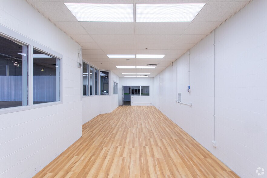 More Photos Of 7080 N Mccormick Blvd, Lincolnwood Warehouse For Lease