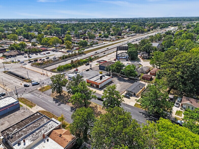 More Photos Of 22976 Outer Dr, Dearborn Flex For Lease