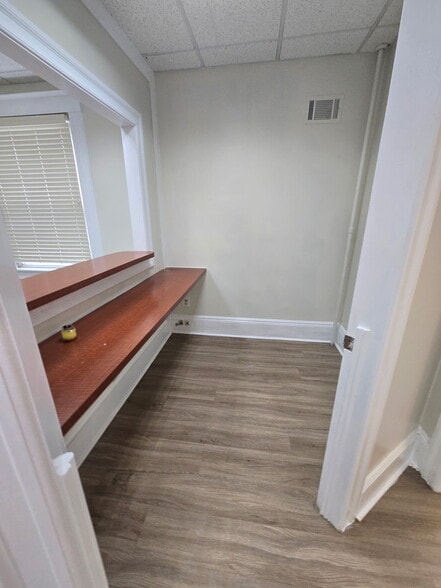 More Photos Of 7247 Amboy Rd, Staten Island Office Residential For Lease