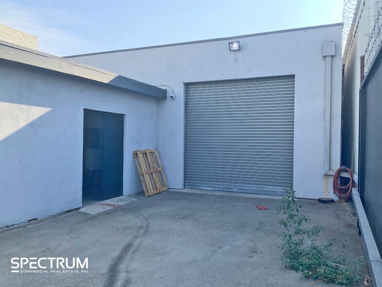 More Photos Of 14743-14745 Arminta St, Van Nuys Warehouse For Lease
