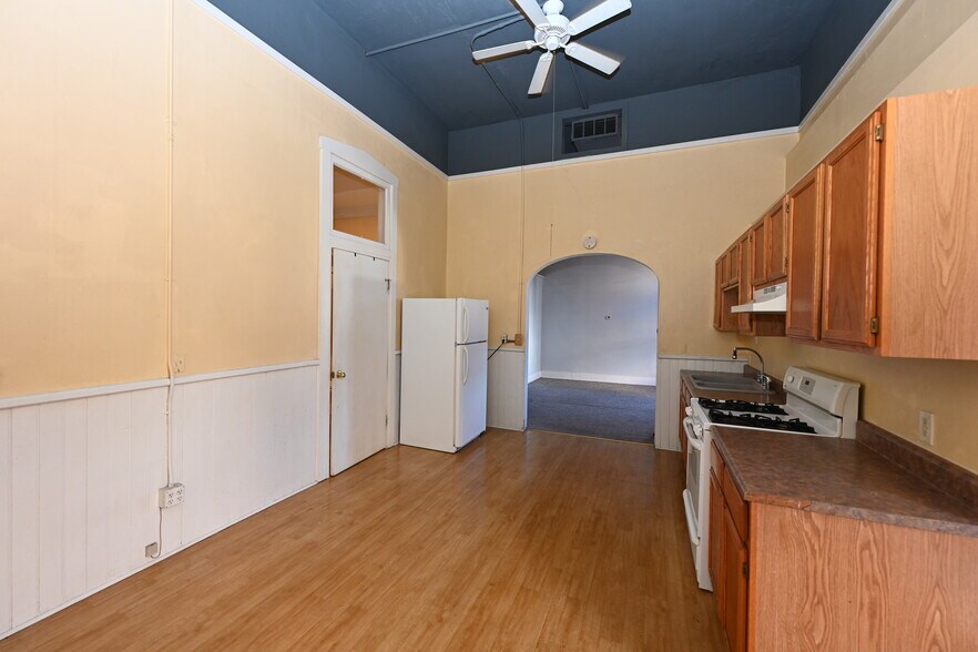 More Photos Of 111 N Market St, Winamac Showroom For Sale