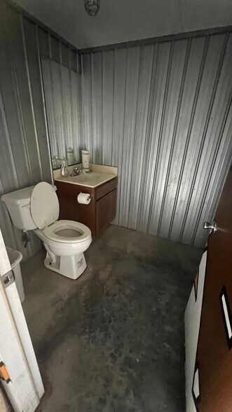 More Photos Of 11 Westview Dr, Round Rock Light Distribution For Lease