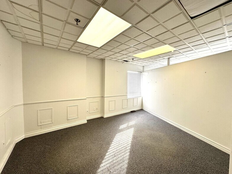 More Photos Of 400 Esna Park Dr, Markham Warehouse For Sale