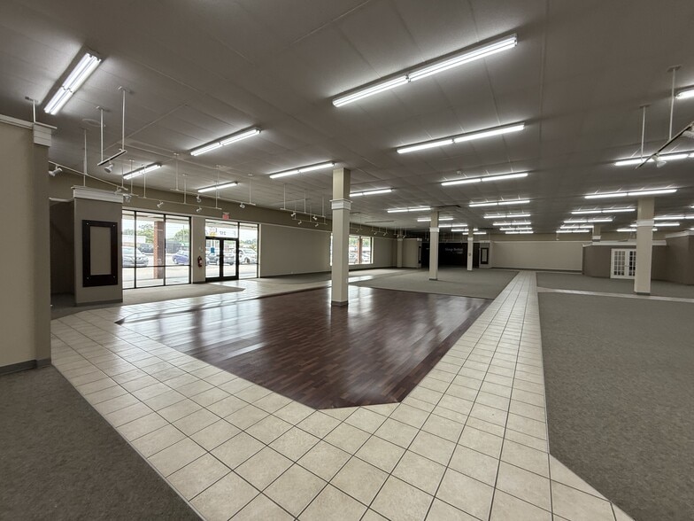 More Photos Of 221 S Poplar St, Elizabethtown General Retail For Lease