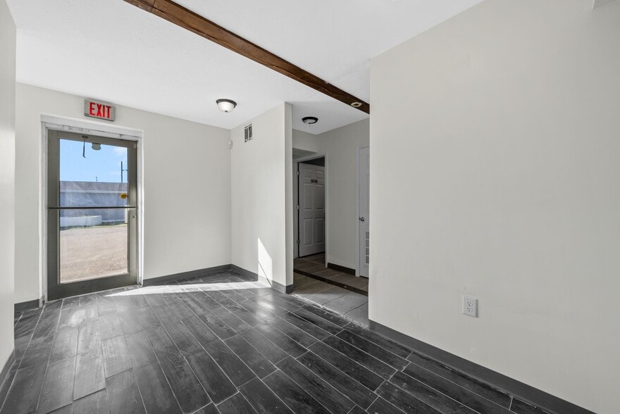 More Photos Of 124 10th St, Clarksville Flex For Sale