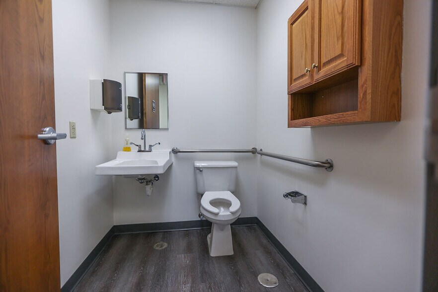 More Photos Of 1615 S Ingram Mill Rd, Springfield Office For Lease