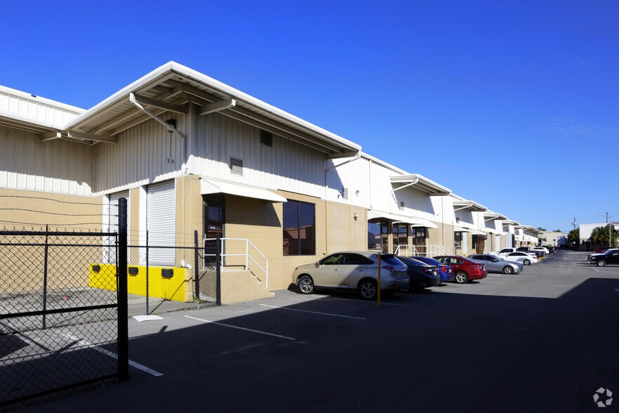 More Photos Of 5212-5216 Cone Rd, Tampa Warehouse For Lease