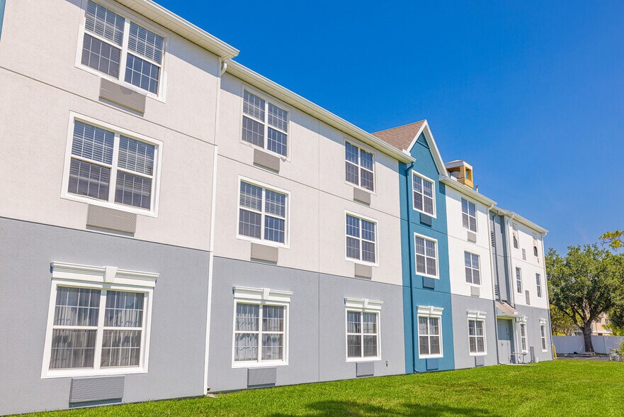 More Photos Of 13200 49th St N, Clearwater Apartments For Lease
