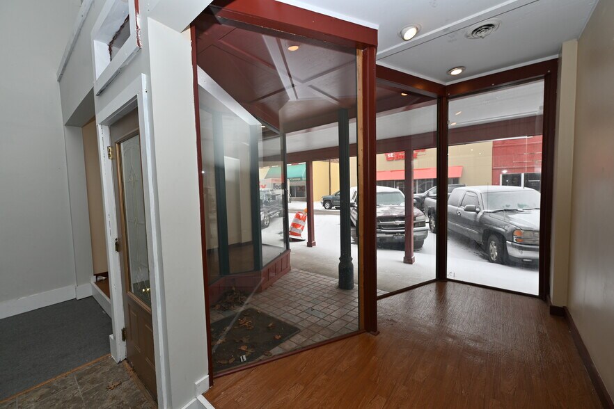 More Photos Of 111 N Market St, Winamac Showroom For Sale