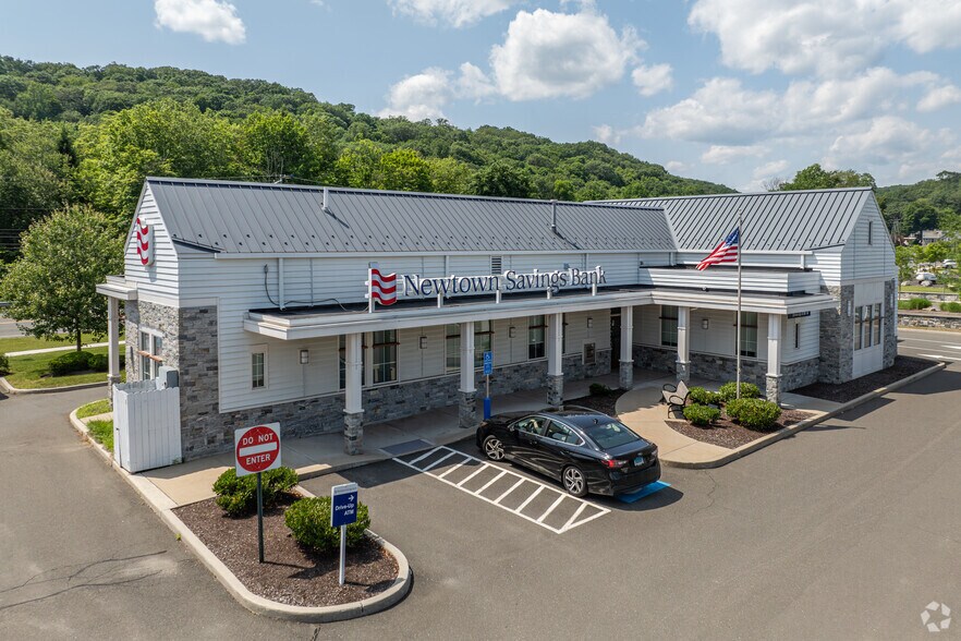 More Photos Of 300 Oxford Rd, Oxford Unknown For Lease