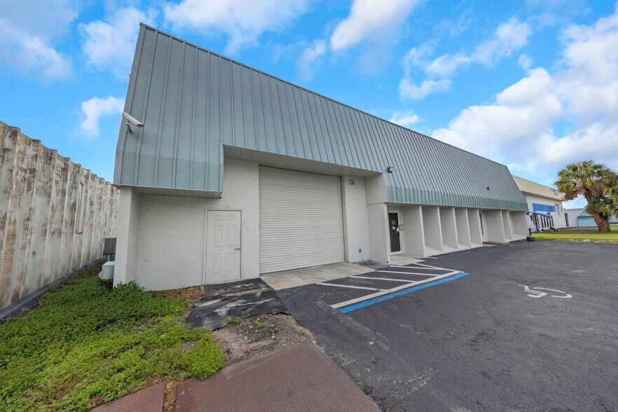 More Photos Of 10781 75th St N, Seminole Light Manufacturing For Lease