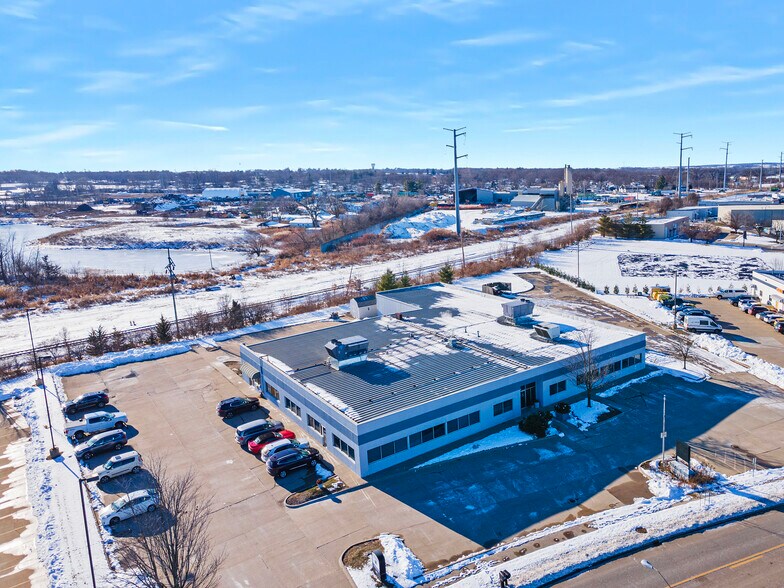 More Photos Of 1615 Commerce Pky, Bloomington Office For Sale