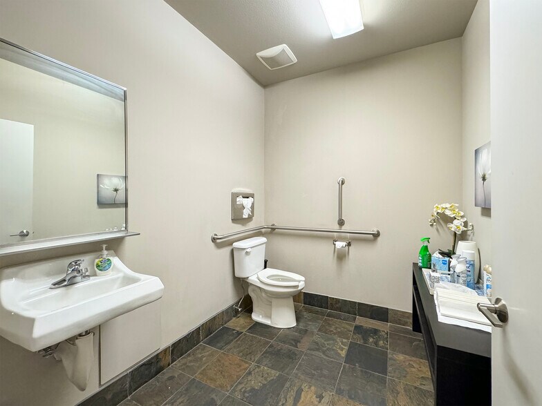 More Photos Of 542-544 N 5th Ave, Sequim Medical For Sale