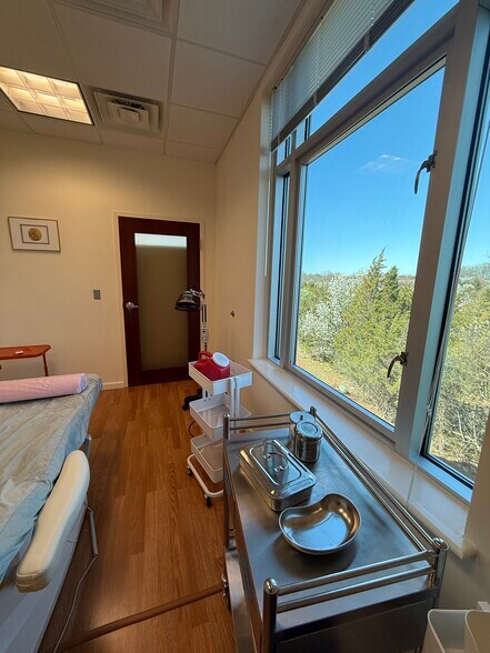 More Photos Of 46090 Lake Center Plz, Sterling Medical For Lease