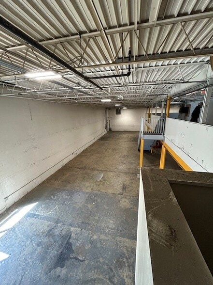 More Photos Of 5255 Port Royal Rd, Springfield Warehouse For Lease