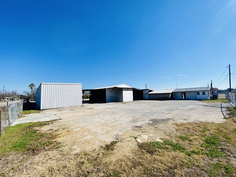 More Photos Of 1445 McQueeney Rd, New Braunfels General Retail For Lease