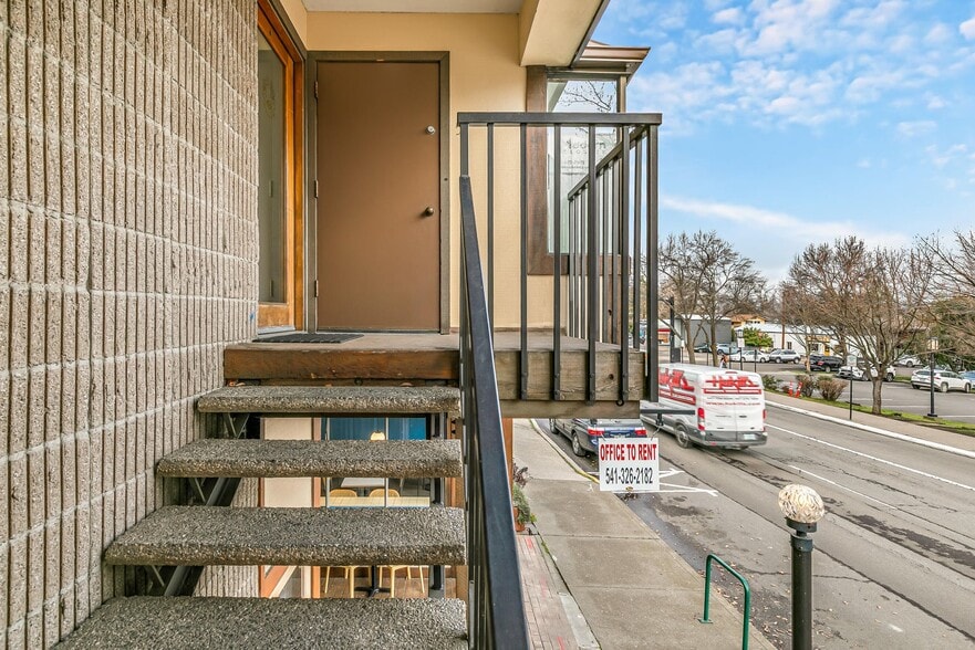More Photos Of 116 Lithia Way, Ashland General Retail For Sale