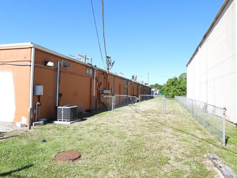 More Photos Of 3300-3350 W New Haven Ave, Melbourne Unknown For Lease