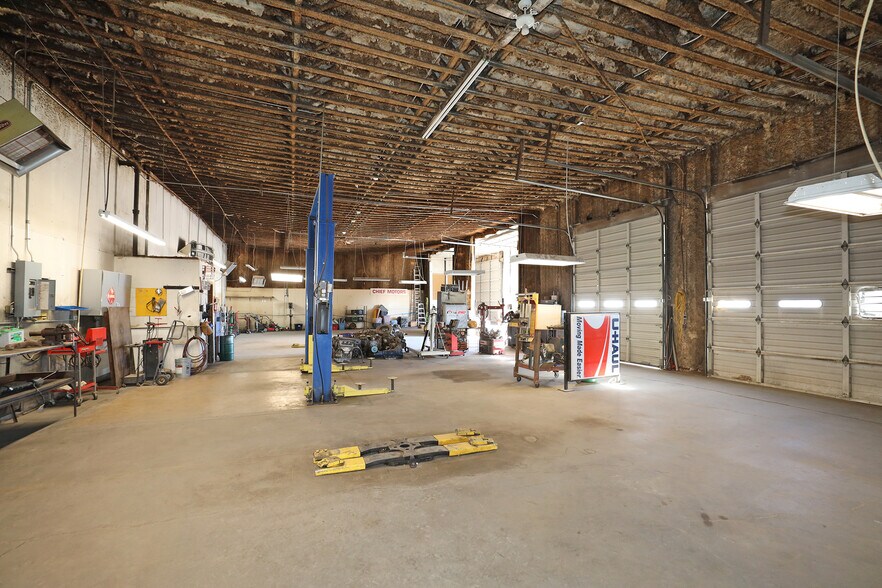More Photos Of 1841 S Bolton St, Amarillo Auto Repair For Sale