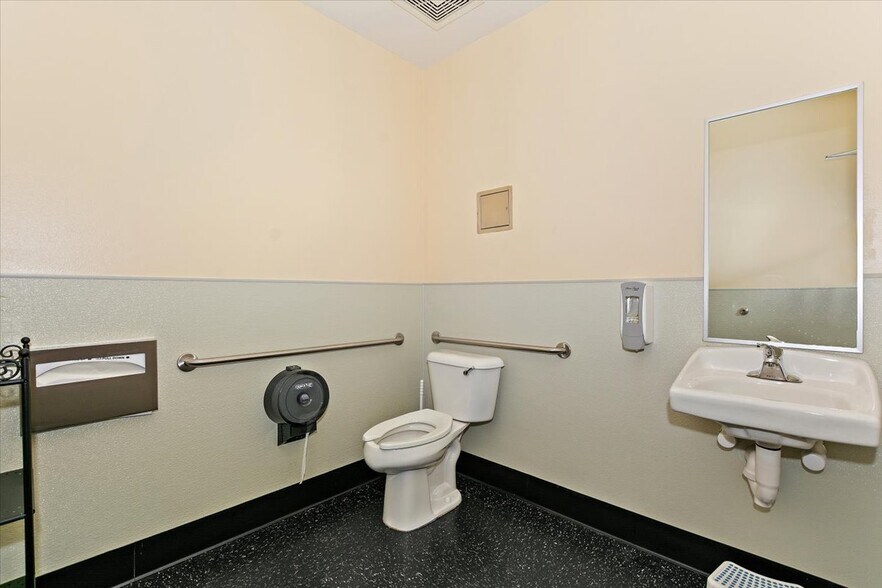 More Photos Of 7970 Cherry Ave, Fontana Showroom For Lease