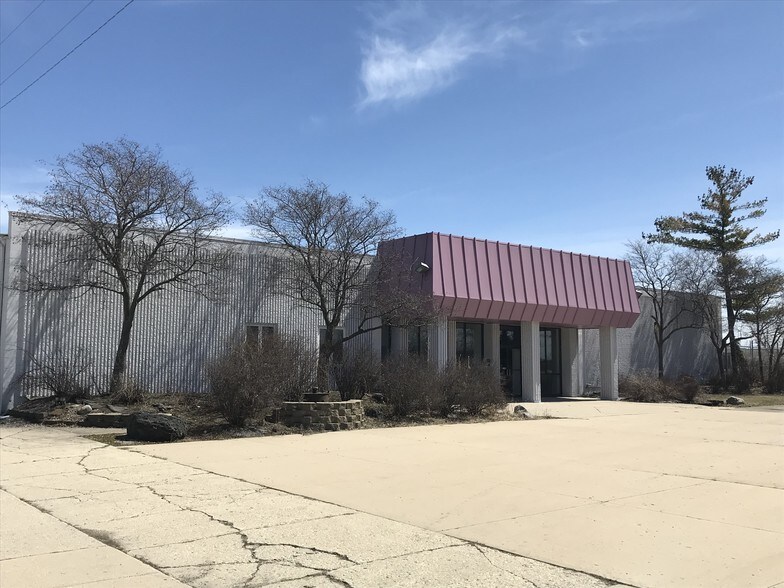 More Photos Of 9840 S 27th St, Oak Creek Showroom For Lease