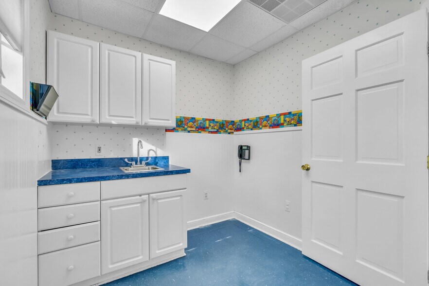 More Photos Of 613 Warren Ave, Spring Lake Office For Sale