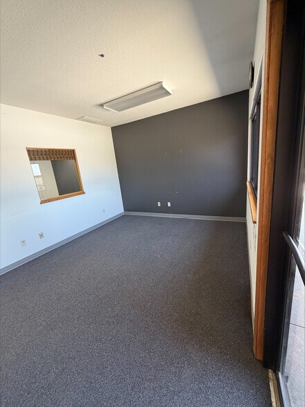 More Photos Of 302 E 23rd St, Fort Scott General Retail For Lease