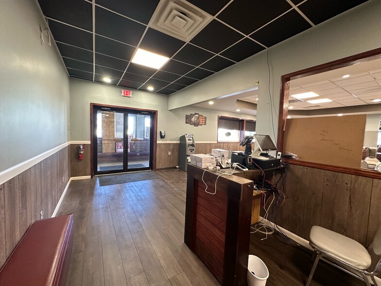 More Photos Of 102 E Park St, Taylorville Freestanding For Sale