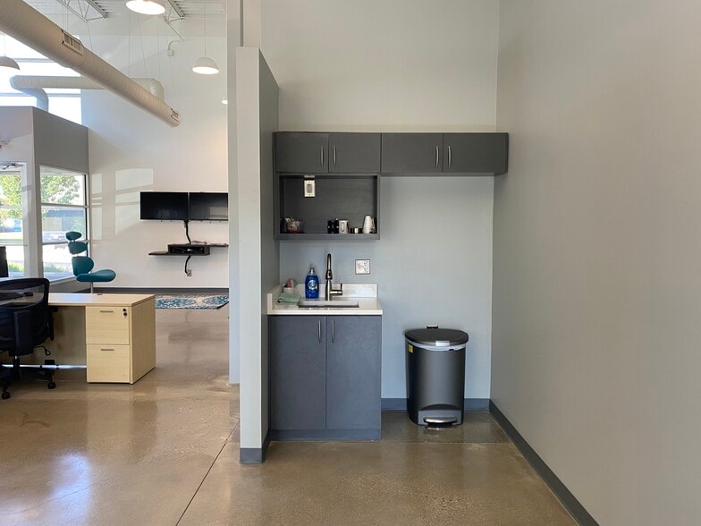 More Photos Of 645 Hulet Dr, Bloomfield Township Office For Lease