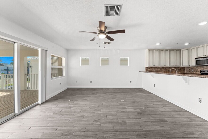 More Photos Of 41 N Orlando Ave, Cocoa Beach Office For Sale