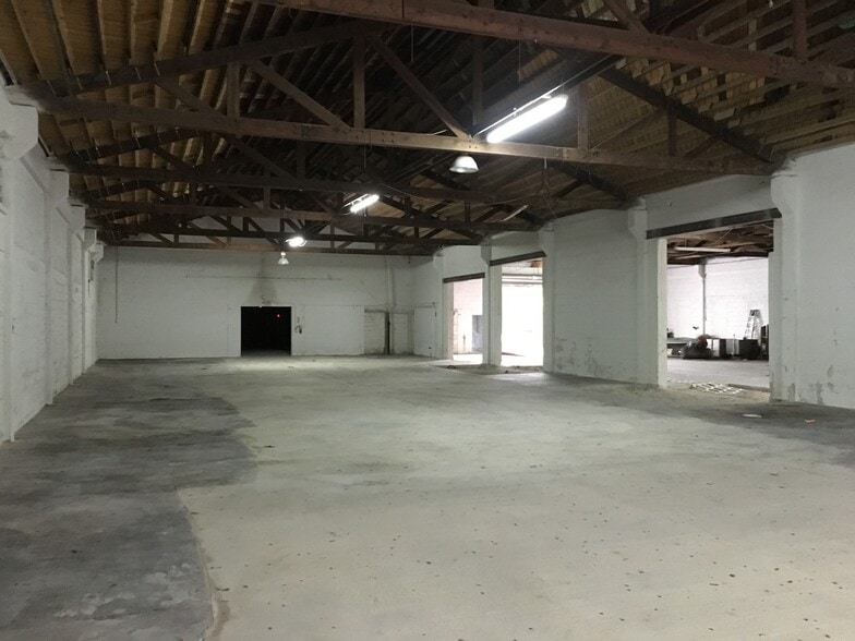 More Photos Of 123 NW 51st St, Miami Showroom For Lease