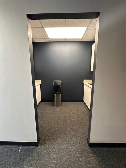 More Photos Of 1143-1147 47th Ave, Long Island City Showroom For Lease