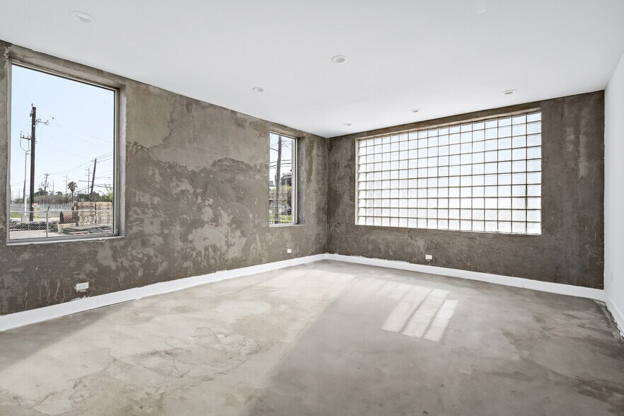 More Photos Of 5611 Clinton Dr, Houston Warehouse For Lease