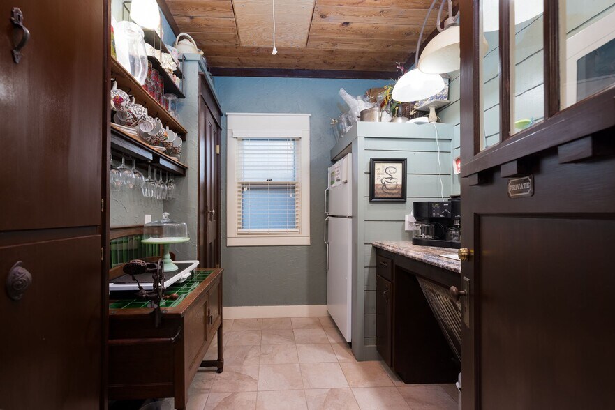 More Photos Of 504 Tivy St, Kerrville Flex For Sale
