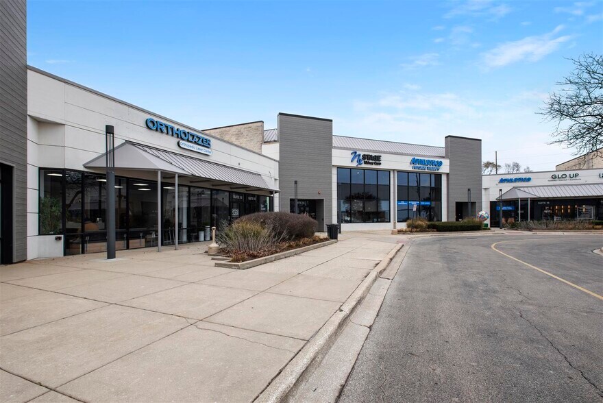 More Photos Of 1600 W 16th St, Oak Brook Storefront For Sale