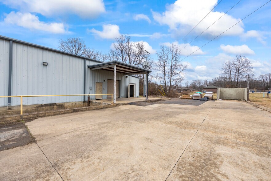 More Photos Of 4200 Skyhawk Pky, Martin Supermarket For Lease