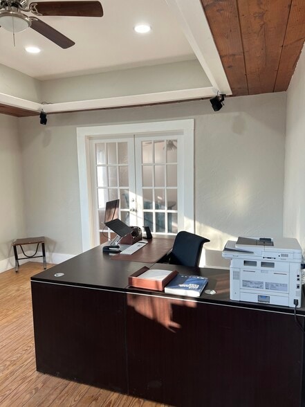 More Photos Of 1217 Perry St, Irving Office For Sale